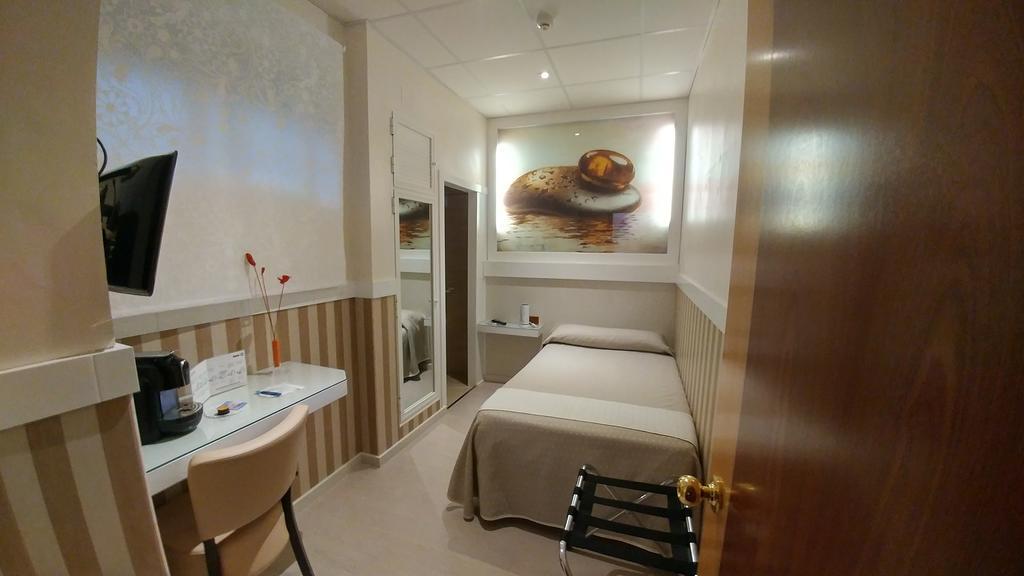 Hostal Paris San Fernando Esterno foto