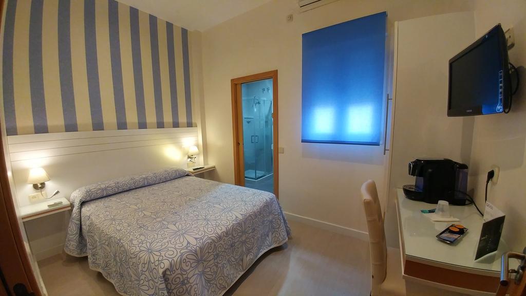 Hostal Paris San Fernando Esterno foto