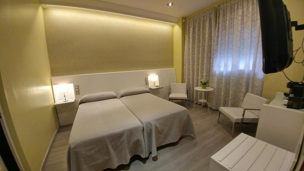 Hostal Paris San Fernando Esterno foto