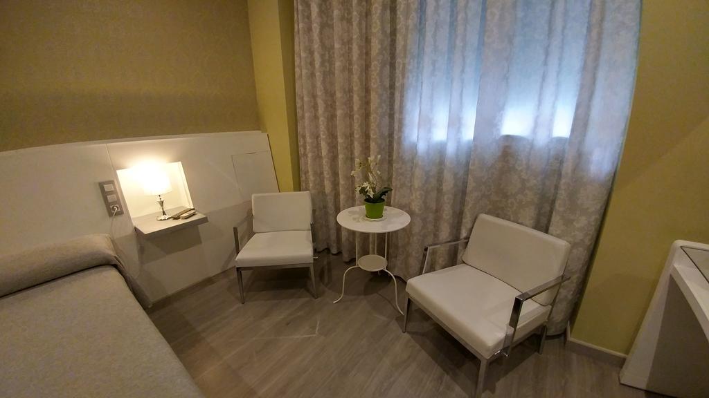 Hostal Paris San Fernando Esterno foto
