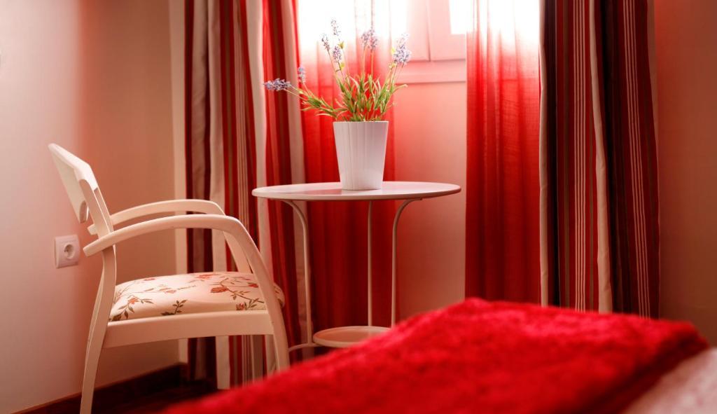 Hostal Paris San Fernando Esterno foto