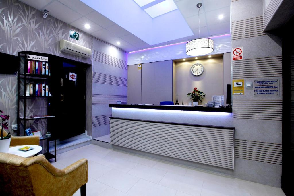 Hostal Paris San Fernando Esterno foto